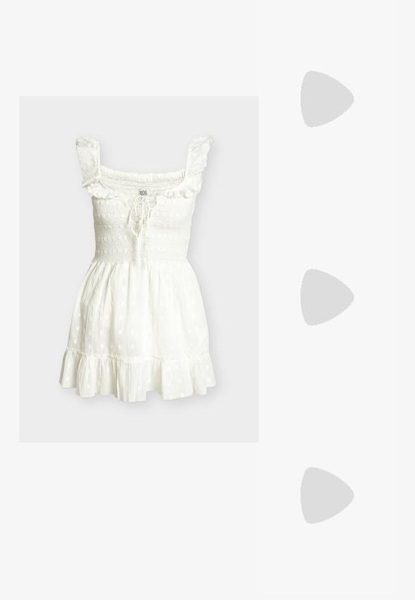 Vestido mini blanco sin mangas con tirantes fruncidos, cuerpo fruncido, lazo delantero, textura de puntos y dobladillo con volantes.; Chanclas con una suela texturizada beige, finas tiras marrones y acentos de purpurina dorada. Diseño ligero adecuado para uso casual.; Gafas de sol con tonalidades marrones y un patrón de carey, de montura angular y brazos delgados. Material plástico ligero.; Bolso de red de macramé amarillo con correa larga y bolsa beige en su interior, mostrado sobre un fondo blanco liso.