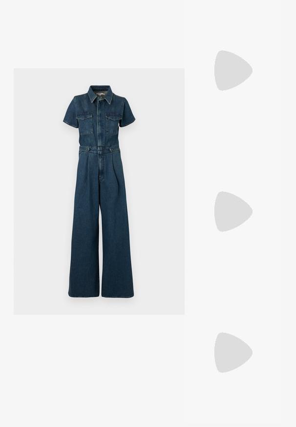 Good American FIT FOR SUCCESS PLEATED WIDE LEG - Jumpsuit - indigo; Schwarze, flauschige Strickjacke mit einer weißen Knopfleiste und Taschenakzenten. Verfügt über schwarze Knöpfe und ein cropped Design mit langen Ärmeln.; Metallic-grauer Slingback-Schuh mit spitzer Schuhspitze, niedrigem Kittenabsatz und verstellbarem Riemen auf weißem Hintergrund.; Schwarze Lederhandtasche von Calvin Klein mit langen Henkeln, einem vorderen Logo-Tag und einem silbernen geometrischen Anhänger, der an einem Henkel hängt.