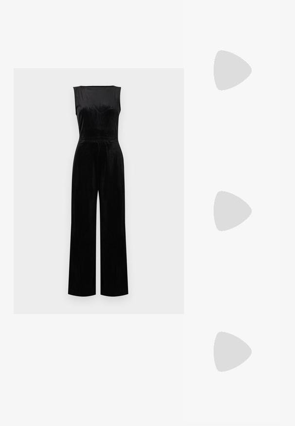 Ärmelloser schwarzer Samt-Overall mit hohem Ausschnitt und weit geschnittenen Hosenbeinen, gestaltet in einem minimalistischen Design.; Hellblauer Strickcardigan mit rundem Halsausschnitt, langen Ärmeln und sieben perlenähnlichen Knöpfen vorne, das Etikett trägt die Aufschrift "Anna Field".; Spitz zulaufender, lackierter rosa High Heel mit niedrigem Absatz, der eine glatte, glänzende Oberfläche und einen subtilen, offenen V-förmigen Schnitt an der Vorderseite aufweist.; Beige rechteckige Schultertasche mit verstellbarem Riemen und Reißverschluss, mit kleinem "Anna Field"-Logo in der Mitte vorne.