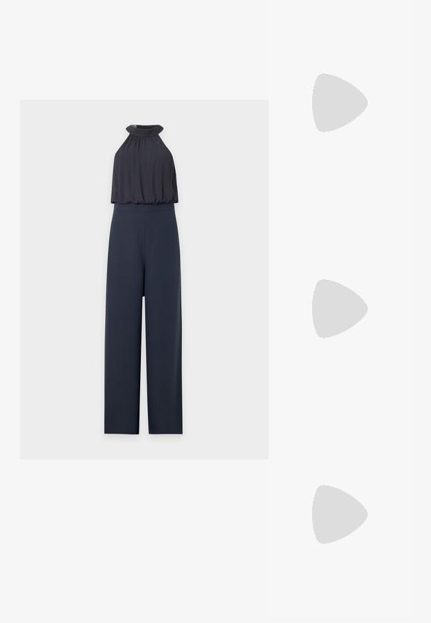 Combinaison bleu marine avec un col halter sans manches et un pantalon à jambes larges, avec un haut froncé, ample et une taille ajustée.; Cardigan bleu clair avec une texture côtelée, fermeture à boutons et col. Comporte des manches longues avec des poignets ajustés.; Sandale en cuir verni noir avec trois brides, boucle de cheville et talon aiguille de 10 cm. Présente un détail en métal doré et un charm logo.; Sac à main en cuir souple beige avec un fermoir en métal argenté, une bandoulière simple et une bandoulière chaîne optionnelle sur fond blanc.