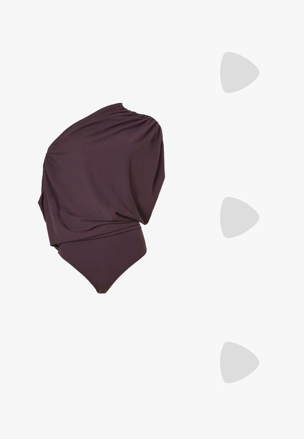 Donkerpaars asymmetrisch bodysuit met geplooide stofdetails en losse drapering boven.; Lichtblauwe trui met lange mouwen, brede boothals en geribbelde boorden en zoom, plat gelegd op een witte achtergrond.; Bruine suède slof met een fluffy crèmekleurig interieur en decoratieve gevlochten details op de teen. Gevoerde zool voor comfort.; Clutch bag met een zwart stoffen interieur, de buitenkant bedekt met gouden strass-steentjes, ritssluiting en een platte rechthoekige vorm.