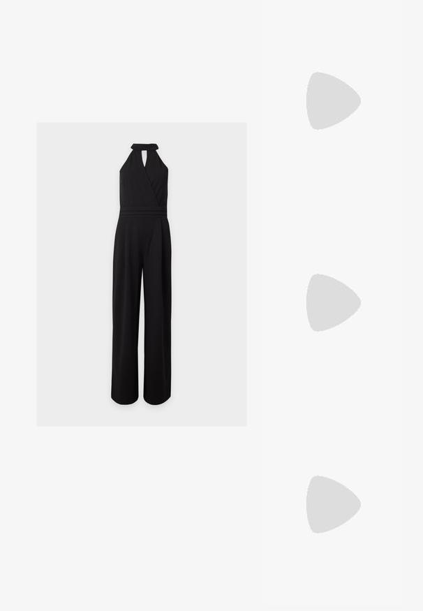 Ærmeløs sort buksedragt med brede ben, halterneck, v-formet slå-om front og nøglehulsudskæring under kraven. Ingen synlige accessories.; Even&Odd by Zalando Sandaler - gold; Bordeaux håndtaske lavet af glansfuldt materiale, rektangulær form, med to skulderremme og subtile buede detaljer på forsiden.; Par af skinnende ørestikker i guldfarvet knudeform på en ensfarvet hvid baggrund.