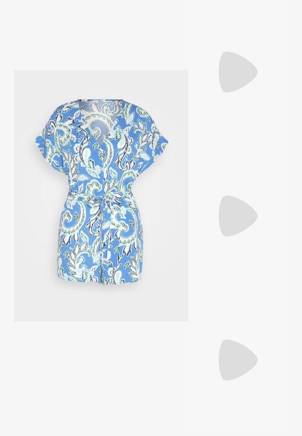ONLY ONLNOVA LIFE HOLLY  - Combinaison - dazzling blue/soft boho; Mule bleu clair à bout ouvert avec des brides larges croisées et un talon mi-hauteur évasé, présenté de profil sur fond blanc.; Une paire de lunettes de soleil rectangulaires avec des montures translucides bleu clair et des verres gris foncé, présentant des branches droites et des détails matériels minimaux.; Pochette en cuir souple couleur crème avec un design froncé et une fine bandoulière reposant à l’avant sur un fond uni.
