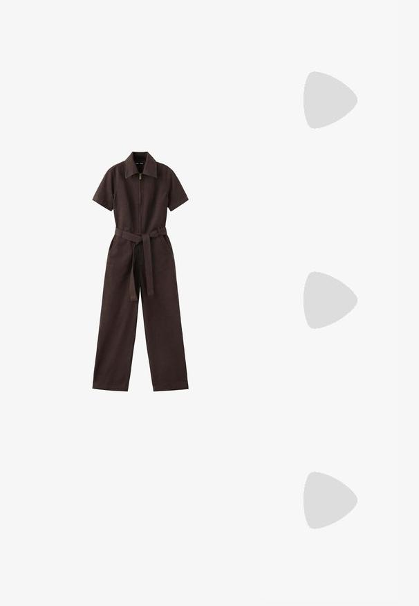 Donkerbruine jumpsuit met korte mouwen, voorrits, kraag, wijde pijpen, zijzakken en een bijpassende stoffen riem gestrikt in de taille.; Crèmekleurig gebreid vest met zwarte verticale strepen en zes bruine schildpadknopen aan de voorkant, voorzien van lange mouwen en geribbelde boorden.; Bruine suède lage sneaker met vetersluiting en dunne rubberen zool, zijaanzicht op een witte achtergrond.; Bruine textuurleren schoudertas met zachte, losse vorm en enkele brede band, getoond tegen een witte achtergrond.