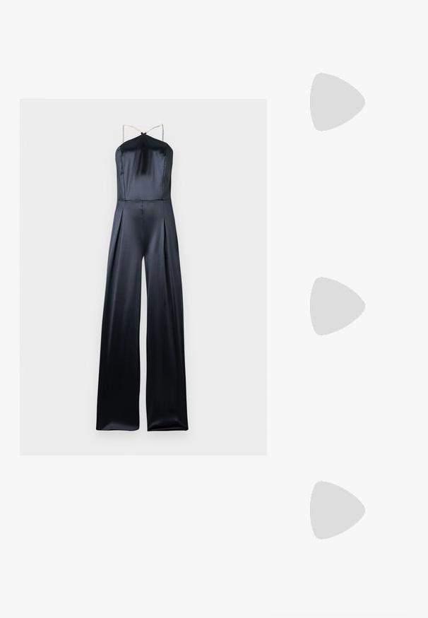 Sorte satin jumpsuit med halterneck, tynde flettede stropper og brede ben, der har forskydninger foran for ekstra detalje.; Sølv høje hæle sandaler med flere krydsschooler, en spændeankelrem og en skulptureret hæl, med en skinnende metallisk finish.; Sølvmetallic clutchtaske med en glat overflade, klaffelukning og kædestropp. Har et struktureret rektangulært design og syninger som detaljer.; Sølv hoops i hjerteform, prydet med hængende strenge af klare rhinsten for ekstra glans og struktur.