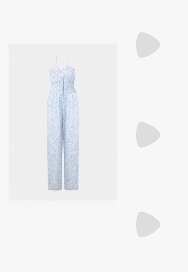 Combinaison bleu clair avec bretelles réglables, corsage froncé et pantalons à jambes larges ornés d'un motif floral complexe. Texture de tissu douce.; Haut sans manches bleu clair avec un col en V et une fermeture à boutons, présentant une texture côtelée et une forme ajustée. Tissu doux et accents subtils.; Chaussure à bride arrière bicolore beige et noire avec un bout pointu, un talon plat et un détail de sangle croisée. Texture en cuir lisse.; Petit sac à main noir brillant avec deux longues anses et des détails à cordon sur les côtés sur un fond clair uni.