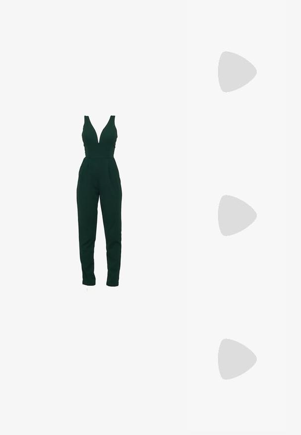 Grøn jumpsuit med dyb V-udskæring, ærmeløs design, skræddersyet pasform og tilspidsede ben. Fremstillet af et glat, strækbart stof.; Sort ruskind højhælet sko med spids tå og ankelrem. Har en guldbælte og en slank, tilspidset hæl.; Sort og sølvglitrende clutch med et samlet design. Metallås med en glat, rund form og tekstureret overflade.; Sølvarmbånd med tre strenge: en med små perler, en med ovale led og en med flade stænger. Har en kædeforlængelse for justerbarhed.