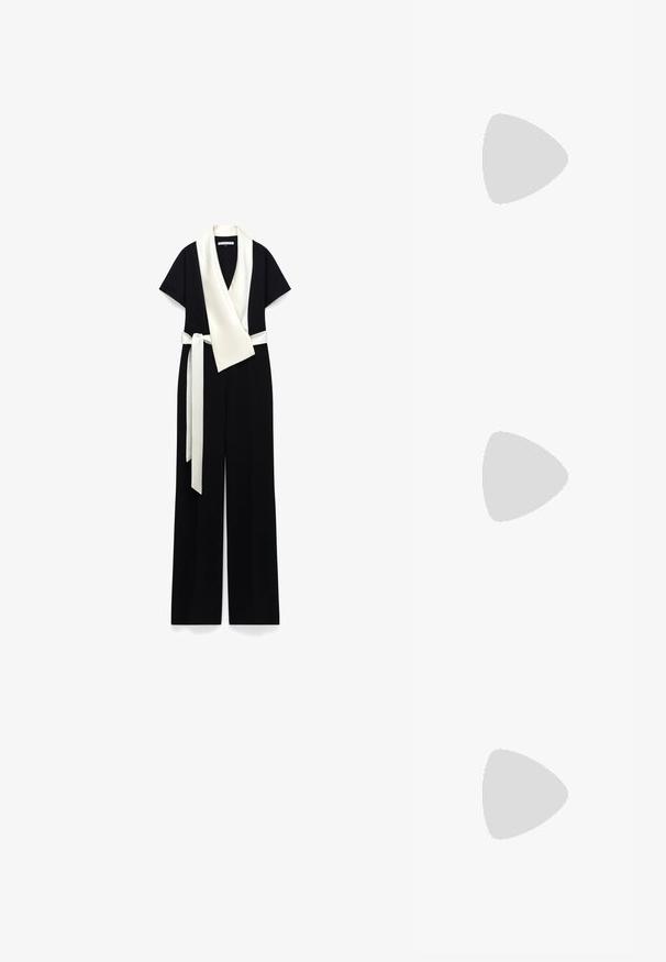 Schwarzer Jumpsuit mit weitem Bein, kurzen Ärmeln, weißem Schalkragen und passendem weißen Bindegürtel an der Taille.; Weißer Reißverschlussjacke mit langen Ärmeln, glatter Textur, taillierter Passform und geschwungenen Nahtdetails an den Seiten.; Weißer Schnürsneaker mit perforierten Seiten und Wildleder-Zehenkappe, mit schwarzem Teiltext an der Seite und brauner Gummisohle.; Schwarze Nylon-Crossbody-Tasche mit Reißverschluss, silberner Kettenhandhabung und verstellbarem Stoffgurt. Besitzt eine dekorative Quaste und ein Logo-Detail.