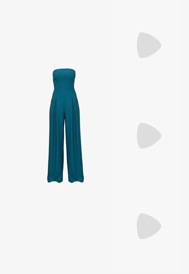 Groene (teal) strapless jumpsuit met wijde pijpen en plooien aan de voorkant, aansluitend op het lijfje en vloeiend vanaf de taille naar beneden.; Zilveren gekruiste sandaal met hak en een lage blokhak, metallic textuur, verstelbare enkelband en open teenontwerp. Glad voetbed.; Glanzende zilveren clutch met envelopvormige klep en decoratieve rand, klein zilveren kettingriempje, op een effen lichte achtergrond.; Zilveren oorringen met open ronde vorm, bezet met heldere gefacetteerde kristallen, met postbevestigingen en transparante oorstoppers op een witte achtergrond.