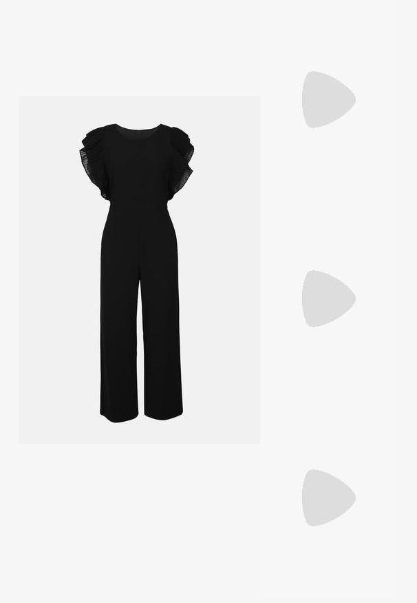 Mono negro con mangas cortas de volante plisado, escote redondo y piernas anchas. Tejido suave con un cuerpo ajustado y cierre de cremallera en la parte posterior.; Chaleco negro sin mangas con un diseño de escote en V, que cuenta con cuatro botones y dos bolsillos frontales, hecho de una tela suave.; Zapato plano Mary Jane de charol negro con punta afilada y tacón bajo, con una correa ajustable y hebilla dorada.; Bolso de mano de cuero suave de color crema con diseño fruncido y plisado y una delgada correa para el hombro que descansa delante sobre un fondo liso.