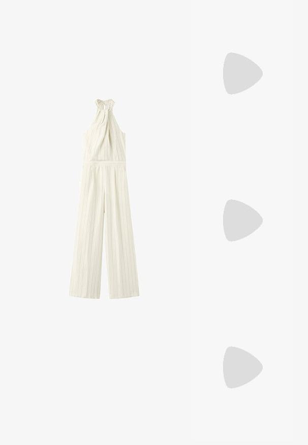 Mono sin mangas de color crema con sutiles rayas verticales, cuello alto fruncido y pantalones de pierna ancha.; Chaleco beige de cuello halter con forma ajustada, cierre de cinco botones y dos bolsillos frontales. Fabricado en una tela suave con un acabado limpio.; Chancla de dedo de cuero negro con suela acolchada y tiras anchas, mostrada de perfil sobre fondo blanco.; Gafas de sol redondas con tinte marrón y un marco burdeos brillante. Patillas delgadas con un sutil detalle de marca. Diseño de lentes planos.