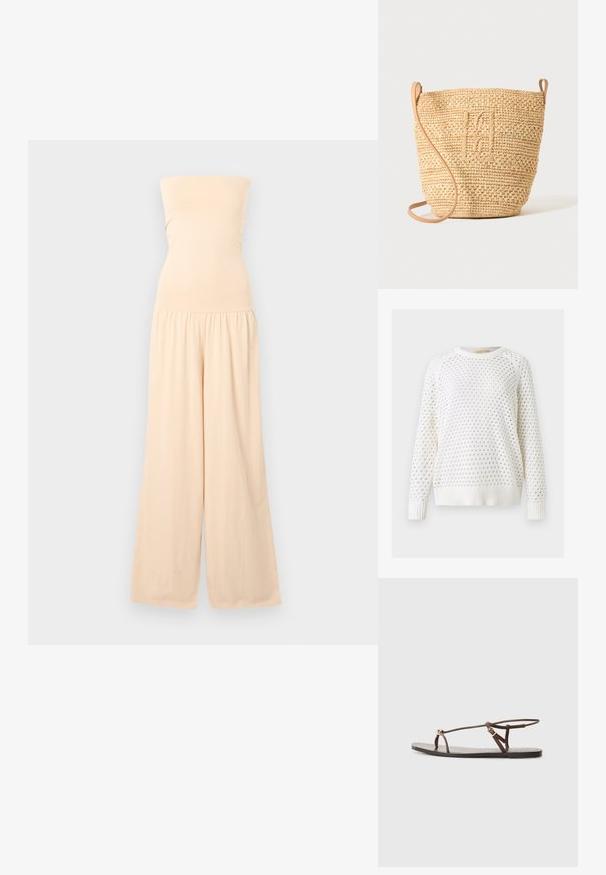 Combinaison beige bustier avec corsage ajusté et pantalons larges, froncée à la taille, présentée sur un fond gris clair.; Pull en maille blanc avec un col rond et des manches longues, présentant un motif de trous ajourés en forme de losange sur l'ensemble.; Sandale en cuir marron avec des fines lanières, un accent circulaire doré et une semelle plate. Design minimaliste avec un détail de boucle réglable.; Sac seau en paille tressée avec motif texturé et bandoulière en cuir, présenté debout sur un fond clair uni.