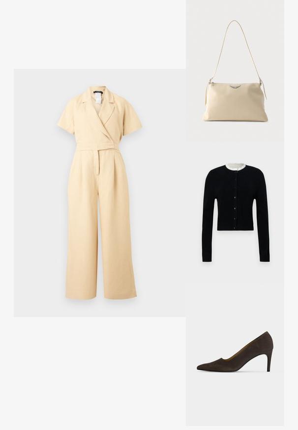Beige korte mouw jumpsuit met wijde pijpen, overslag V-halskraag en getailleerde taille, gemaakt van lichtgewicht stof.; Zwarte cardigan met een ronde hals, lange mouwen en een knoopsluiting aan de voorkant. Kenmerkt zich door een gestructureerde crèmekleurige voering bij de halslijn.; Donkerbruine pump met puntige neus, een gladde afwerking en een smalle hak op een effen lichte achtergrond.; Crèmekleurige leren schoudertas met een zilveren gevleugeld embleem en een dunne riem tegen een effen achtergrond.
