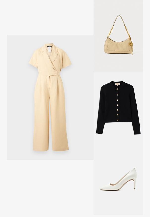 Beige korte mouw jumpsuit met wijde pijpen, overslag V-halskraag en getailleerde taille, gemaakt van lichtgewicht stof.; Zwarte cardigan van zacht stof, met een ronde hals, lange mouwen en zes gouden knopen aan de voorkant.; Witte leren pumps met spits toelopende neus, een smalle hoge hak en een gladde afwerking, zijkant weergegeven op een effen lichte achtergrond.; Beige leren schoudertas met gevlochten randen, gouden kettingriem en ronde gouden hanger met de initialen MK.