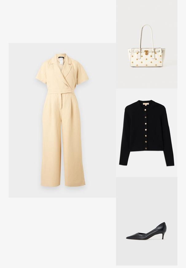 Beige kortærmet jumpsuit med vide ben, omslagsstil V-hals og taljeret pasform, lavet af letvægtsstof.; Sort cardigan lavet af blødt stof, med rund halsudskæring, lange ærmer og seks guldtonede knapper foran.; Sort læderpumpe med spids tå og lav hæl. Har en glat tekstur og subtil glans. Åben udskæring foran for ekstra detalje.; Hvid håndtaske med to hanke, gyldne runde nitter foran og et centralt guldspænde på en ensfarvet lys baggrund.
