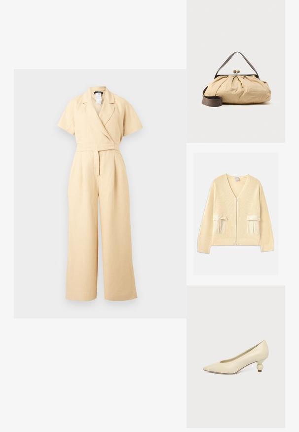 Beiger Jumpsuit mit kurzen Ärmeln, weitem Bein, Wickel-V-Ausschnitt und taillierter Passform, gefertigt aus leichtem Stoff.; Cremfarbener Strickcardigan mit V-Ausschnitt, Frontreißverschluss und zwei aufgesetzten Taschen. Mit gerippten Bündchen und Saum sowie glatten Stoffakzenten.; Damenpumps in cremefarben mit spitz zulaufender Schuhspitze und niedrigem, kugelförmigem Absatz vor einfarbigem Hintergrund.; Beige Stofftasche mit gerafftem Design, braunem Ledergriff und zwei runden metallischen Verschlüssen oben. Verstellbarer brauner Riemen inklusive.