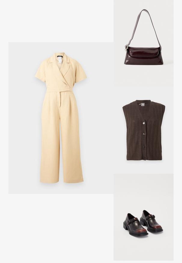 Beiger Jumpsuit mit kurzen Ärmeln, weitem Bein, Wickel-V-Ausschnitt und taillierter Passform, gefertigt aus leichtem Stoff.; Ärmellose dunkelbraune Strickjacke mit vertikaler Rippstruktur und vier vorderen Knöpfen, mit V-Ausschnitt und einem kleinen Markenetikett innen am Kragen.; Leder-Blockabsatzschuhe mit glänzender dunkelburgunderfarbener Oberfläche, ausgestattet mit einem Schnallenriemen und einem runden Zehendesign. Texturierte Außensohle für besseren Grip.; Dunkel bordeauxrote Leder-Schultertasche mit Klappenverschluss und einem schmalen verstellbaren Riemen, präsentiert auf einem schlichten hellen Hintergrund.