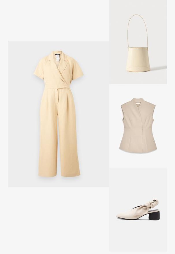 Beige kortærmet jumpsuit med vide ben, omslagsstil V-hals og taljeret pasform, lavet af letvægtsstof.; Beige ærmeløs top med en struktureret design, der har en dyb V-udskæring, skræddersyede sømme og en tætsiddende silhuet. Glat, poleret tekstur.; Beige damesko med lav hæl, spids tå og en snoet remdetalje over vristen og hælen.; Håndtaske i cremet glat læder med lang rem og subtil præget mærkenavn på ensfarvet baggrund.