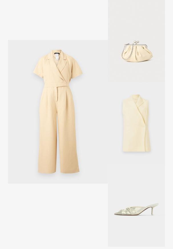 Beiger Jumpsuit mit kurzen Ärmeln, weitem Bein, Wickel-V-Ausschnitt und taillierter Passform, gefertigt aus leichtem Stoff.; Ärmelloser gelber Blazer mit Spitzkragen, Einzelknopfverschluss und taillierter Form. Sanfter Stoff mit glatter Struktur.; Weißer Satinslipper mit spitzer Zehenpartie, gerafften Details und einem mittelhohen, schlanken Absatz auf einfarbigem Hintergrund.; Faltige beigefarbene Ledertasche mit einem silbernen Metallrahmen, ausgestattet mit zwei runden dekorativen Verschlüssen und einem silbernen Kettenriemen.