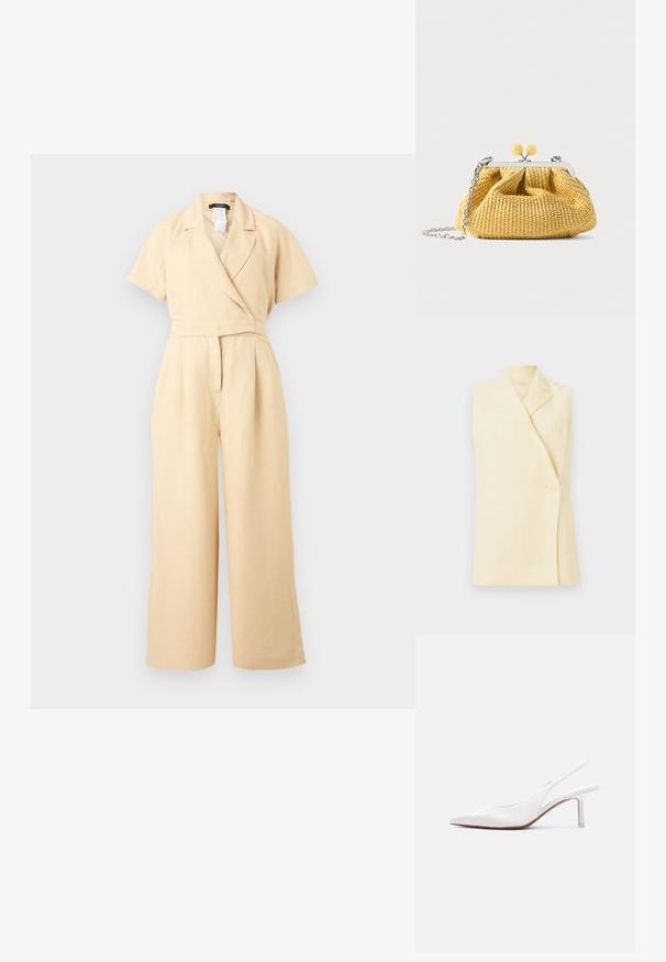 Beiger Jumpsuit mit kurzen Ärmeln, weitem Bein, Wickel-V-Ausschnitt und taillierter Passform, gefertigt aus leichtem Stoff.; Ärmelloser gelber Blazer mit Spitzkragen, Einzelknopfverschluss und taillierter Form. Sanfter Stoff mit glatter Struktur.; Damen-Slingback-Schuh aus weißem Leder mit spitzer Spitze, niedrigem Kitten-Heel und kleiner dekorativer Schleife oben, seitlich dargestellt.; Kleine gelbe gewebte Handtasche mit silbernem Rahmen, zwei gelben Kugelverschlüssen und einem silbernen Kettenriemen auf weißem Hintergrund.