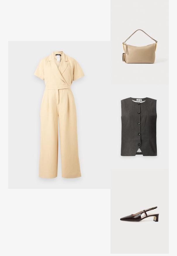 Beige kortærmet jumpsuit med vide ben, omslagsstil V-hals og taljeret pasform, lavet af letvægtsstof.; Mørk ærmeløs vest med lodrette striber, der har fem frontknapper, rund halsudskæring samt et glat stof med en subtil glans.; Mørkebrune slingback sko i krokodillelæder med spids tå, lav blokhæl og justerbar rem med guldfarvet spænde.; Beige rektangulær lædertaske med enkelt rem, guldfarvet hardware og lille sidelomme, mærket Marc Jacobs foran i midten.