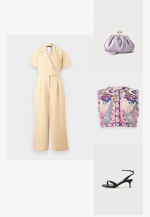 Combinaison beige à manches courtes avec jambes larges, col en V style portefeuille et taille cintrée, réalisée dans un tissu léger.; Veste courte sans manches avec texture matelassée, présentant des motifs floraux et rayés dans des tons bleus, roses, blancs et marrons, fermeture frontale à boutons.; Sandale pour femme en cuir noir avec fines lanières, une boucle d'orteil, une boucle à la cheville et un talon aiguille de hauteur moyenne sur un fond neutre.; Pochette lavande douce avec tissu froncé, fermoir kiss-lock argenté et bracelet assorti sur un fond clair uni.