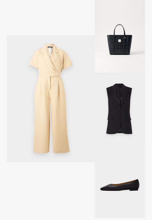 Beige korte mouw jumpsuit met wijde pijpen, overslag V-halskraag en getailleerde taille, gemaakt van lichtgewicht stof.; Zwarte mouwloze blazer met een notch lapel, twee voorzakken en één knoopsluiting. Glad textuur en op maat gemaakt ontwerp.; Zwarte leren puntschoen met lage hak en gladde afwerking, zijaanzicht op een lichtgrijze achtergrond.; Zwarte leren tote bag met een textuurafwerking, voorzien van dubbele handvatten en een vierkant logo-accent. Het monogram patroon bedekt de buitenkant.
