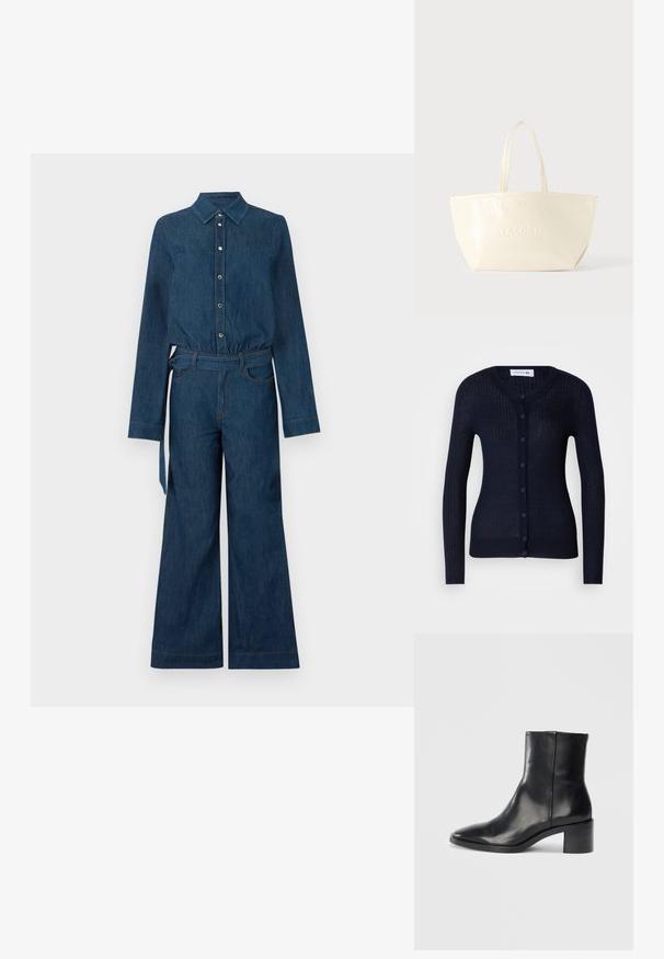 Dunkelblauer Denim-Overall mit langen Ärmeln, durchgehendem Knopfverschluss, Kragen, weiten Beinen und einem passenden Stoffgürtel an der Taille.; Dunkelblauer gerippter Cardigan aus leichtem Material, mit Rundhalsausschnitt, langen Ärmeln und einer durchgehenden Knopfleiste mit sechs Knöpfen.; Schwarze Leder-Ankle-Boots mit spitzer Zehe, niedrigem Blockabsatz und dezentem, geprägtem Logo. Glatte Oberfläche mit einem eleganten Design und minimalen Nähten.; Cremefarbene Tote-Bag mit zwei Henkeln und geprägt "Lacoste" Logo auf der Vorderseite, dargestellt vor einfachem hellem Hintergrund.