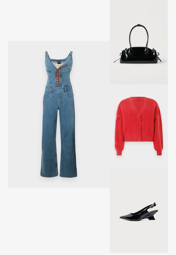 Denim overall med en tætsiddende overdel og vide bukseben, der har en rund halsudskæring og brun snørelukning foran. Lyseblå farve og struktureret stof.; Rød cardigan med V-hals, tre dekorative knapper formet som blomster og ribbede manchetter. Lavet af blødt, struktureret stof. Kort pasform.; Sort laklæder slingback sko med spids tå og lav vinklet blokhæl på ensartet lys baggrund.; Lille sort blank håndtaske med to lange håndtag og snøre-detaljer i siden på en ensfarvet lys baggrund.