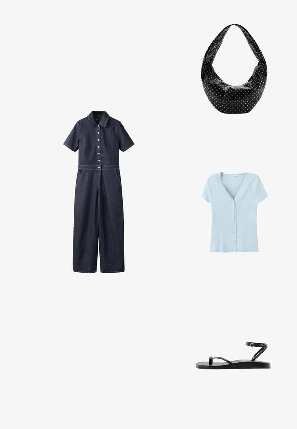 Combinaison en denim bleu foncé à manches courtes, avec boutons sur le devant, col, jambes larges et poches sur les côtés.; Cardigan bleu clair à manches courtes, boutonné, avec des bords festonnés le long de l'encolure, de la patte de boutonnage et de l'ourlet.; Sandale plate noire avec fines lanières, boucle pour l’orteil et bride de cheville avec une petite boucle ronde, vue de profil.; Sac à main en cuir noir à la forme souple, orné de clous en argent et doté d'une large bandoulière. Texture lisse avec un design froncé.