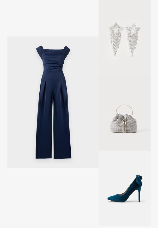 Combinaison bleu marine avec un décolleté dénudé sur les épaules, jambes larges plissées et corsage ajusté. Fabriquée en tissu doux et lisse.; Anna Field by Zalando Escarpins - dark blue; Petit sac de soirée argenté recouvert de strass scintillants avec une poignée métallique ronde et deux pampilles décoratives à l'avant.; Boucles d'oreilles en strass en forme d'étoile avec des détails de franges en cascade, présentant une teinte argentée et une surface brillante et réfléchissante. Forme d'étoile avec un design complexe.