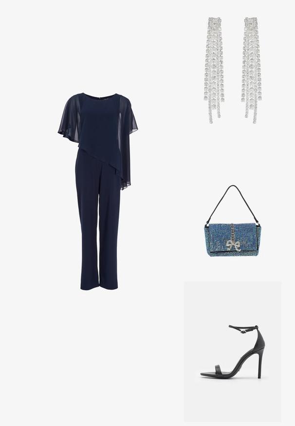 Marineblauw jumpsuit met asymmetrische doorschijnende cape die over één schouder valt, ronde halslijn en rechte pijpen.; Zwarte hoge hakken sandalen met een open teen, dunne banden en een enkelsluiting. Gladde leren textuur met een puntige neus.; Blauwe met kristallen bezette handtas met zwarte band, voorzien van een verticale zilveren strass-streep in het midden en een strikvormige versiering op de voorflap.; Lange zilveren oorbellen met een scala aan heldere, facetteerde kristallen in een waterval van strengen met variërende lengtes en vormen.