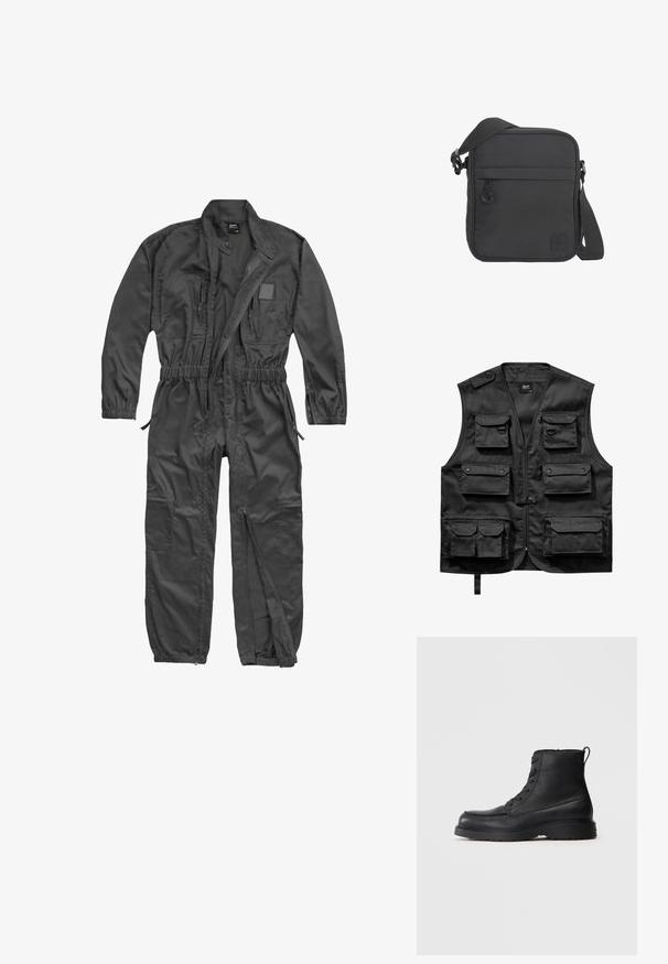 Zwarte overall met lange mouwen, ritssluiting aan de voorkant, elastische taille en manchetten, meerdere ritszakken en een opstaande kraag met drukknop.; Zwarte vest van lichtgewicht stof, met zes voorzakken, een ritssluiting aan de voorkant en een knoopsluiting op de linkerschouder.; Zwarte gestructureerde leren veterschoen tot de enkel met dikke zool en een lusje aan de achterkant, zijaanzicht.; Zwarte vierkante crossbodytas met verstelbare schouderband, voorvak met ritssluiting en klein genaaid logopatchje in de rechterbenedenhoek.