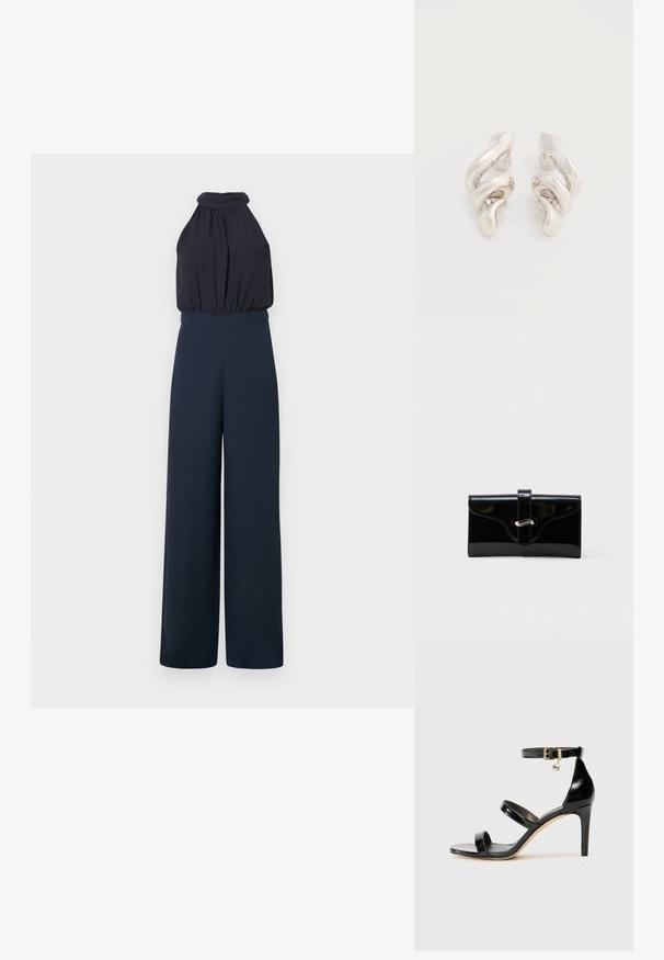 Sort, ærmeløs halter-neck jumpsuit med en rynket krop og bukser med vide ben, vist på en ensfarvet baggrund.; Sorte patenterede lædersandaler med tre stropper, ankelspænde og 10 cm stiletthæl. Har detaljer i guld og et logo charms.; Sort blank rektangulær pung med forreste rem og sølvfarvet metalspænde, sat mod en ensfarvet hvid baggrund.; Tvistede sølvfarvede ørestikker med en glat, blank overflade, der har et moderne, abstrakt spiraldesign.