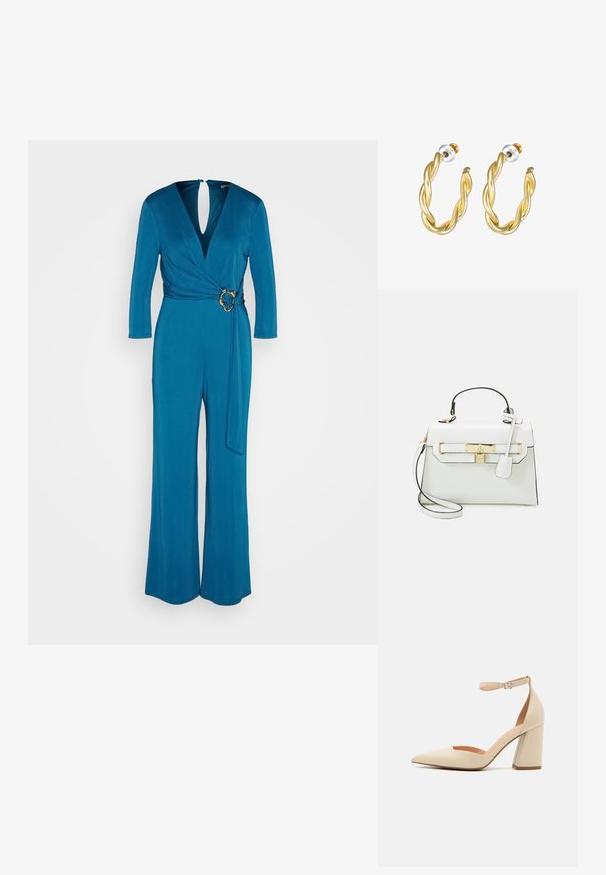 Türkiser Jumpsuit mit langen Ärmeln, Wickeldesign, V-Ausschnitt und goldenen Akzenten an der Taille. Glattes, weiches Material. Weit geschnittene Hosenbeine.; Beige Lackleder-High-Heel-Pumps mit spitzen Zehen, Knöchelriemen und dicker Absatzhöhe. Glatte Textur mit minimalen Steppdetails.; Weiße Handtasche mit Krokodileffekt, goldenen Beschlägen, einem oberen Griff und einem abnehmbaren Schulterriemen; verfügt über einen Schlossverschluss und ein minimalistisches Design.; Goldene, gedrehte Creolen mit glatter Oberfläche, ausgestattet mit transparentem Rücken und goldfarbenen Beschlägen.