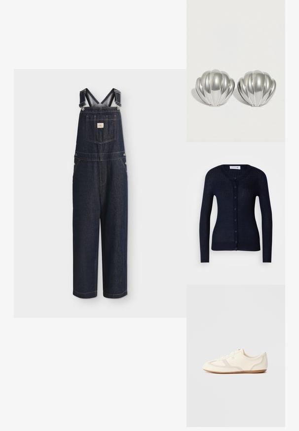 Mørkeblå denim-overalls med justerbare skulderstropper, frontlomme på brystet med logopatch og brede, lige ben.; Marineblå rillede cardigan lavet af let materiale, med rund hals, lange ærmer og en fuld knappelukning med seks knapper.; Sneakers i cremefarve med overdel i ruskind og stof, rundet tå og gummisål med beige detaljer. Snørelukning.; To sølvfarvede kompakte spejle formet som muslingeskaller med ribbede detaljer, placeret side om side på en hvid baggrund.