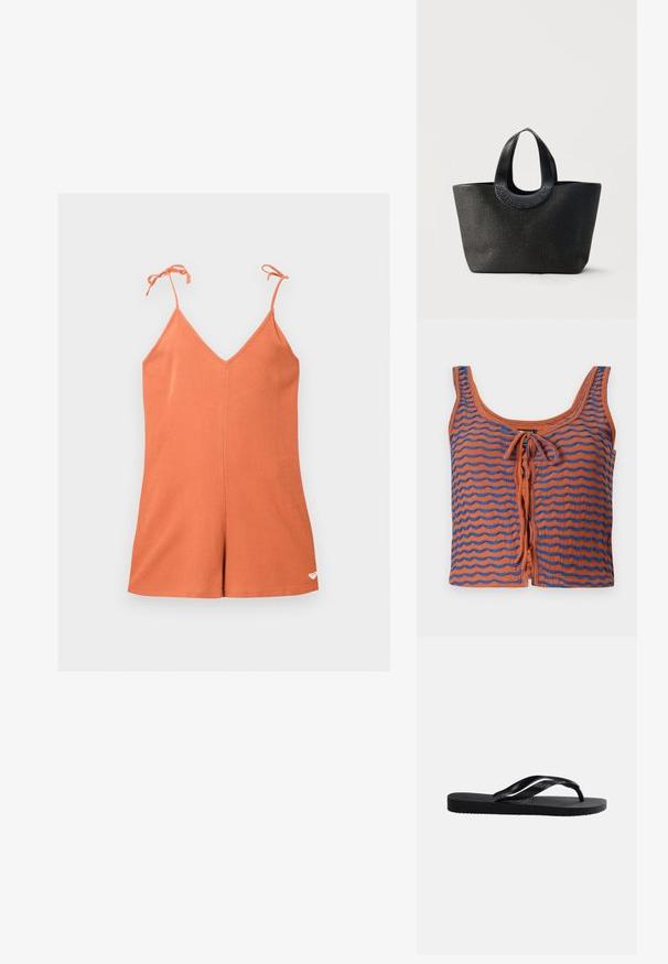 Orange ærmeløs romper med V-hals og justerbare bindebånd, med en lille hvid hjerte-logo nær kanten på en ensfarvet baggrund.; Orange bomulds tanktop med blå bølgede striber, med en scoop halsudskæring og en bindedetalje foran. Glat tekstur, cropped design.; Sort gummiflip-flop med tekstureret fodseng og glat Y-formet rem på en ensfarvet lys baggrund.; Sort tekstureret totetaske med brede rundede håndtag med præget brandnavn "Samsøe Samsøe" på neutral baggrund.