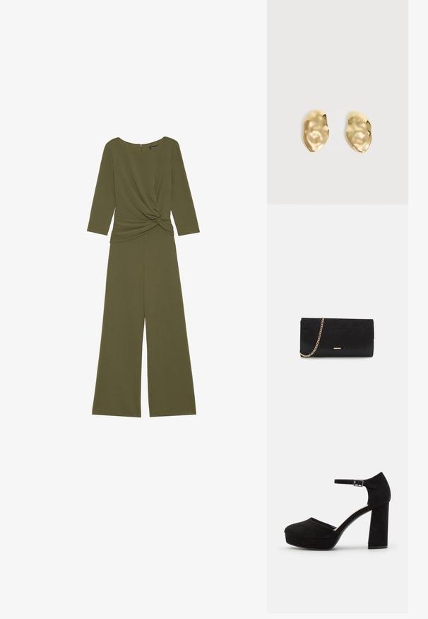 Olivgrüner Jumpsuit aus weichem Stoff, mit einem verdrehten Knotendetail in der Taille, Dreiviertelärmeln und weitem Hosenbein.; Schwarze Wildleder-Plattformabsätze mit einem dicken Blockabsatz, runder Zehenpartie und einem Knöchelriemen, der mit einer Metallschnalle gesichert ist. Glatte Oberfläche über das gesamte Schuhwerk.; Schwarze Clutch aus Wildleder mit strukturierter Oberfläche, ausgestattet mit einem goldenen Kettenriemen und einem eleganten, kantigen Design.; Paar glänzende, unregelmäßig geformte Ohrstecker aus Goldmetall mit zerknitterter, glatter Oberfläche auf schlichtem hellem Hintergrund.