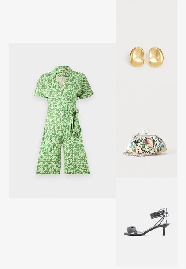 Grønne jumpsuit med et bladmønster, korte ærmer, og et bælte i taljen, lavet af letvægtsstof med en glat tekstur.; Grå læder sandal med hæl, knyttet rem ved tæerne og snørebånd, der vikles om anklen, på slank mellemhøj hæl mod hvid baggrund.; Lille stofpung med blomsterperlebroderi, metalramme og sølvkæde på en ensartet lys baggrund.; Guldfarvede stud øreringe med en glat, rund form og en reflekterende overflade, der fremhæver et minimalistisk design uden synlige mønstre.