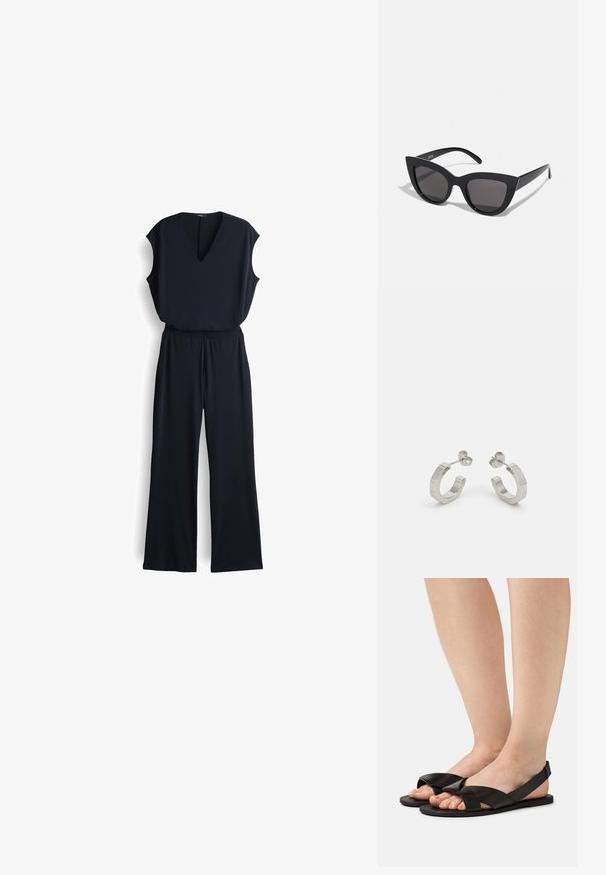 Schwarzer Jumpsuit mit V-Ausschnitt, ärmellosem Design, weit geschnittenen Hosenbeinen und elastischem Bund. Hergestellt aus glattem, leichtem Stoff.; Schwarze flache Sandalen mit überkreuztem Riemendesign, aus glattem synthetischem Material gefertigt. Minimalistischer Stil mit offenem Rücken und flachen Sohlen.; Schwarze Cat-Eye-Sonnenbrille mit matter Oberfläche, grauen getönten Gläsern, scharfen Kanten und schlanken Bügeln. Der Markenname ist auf dem inneren Bügel sichtbar.; Silberne Metall-Hoops mit strukturiertem Design, ausgestattet mit einem kleinen Steckverschluss und Branding an einem Hoop. Abgerundete Form mit glänzender Oberfläche.