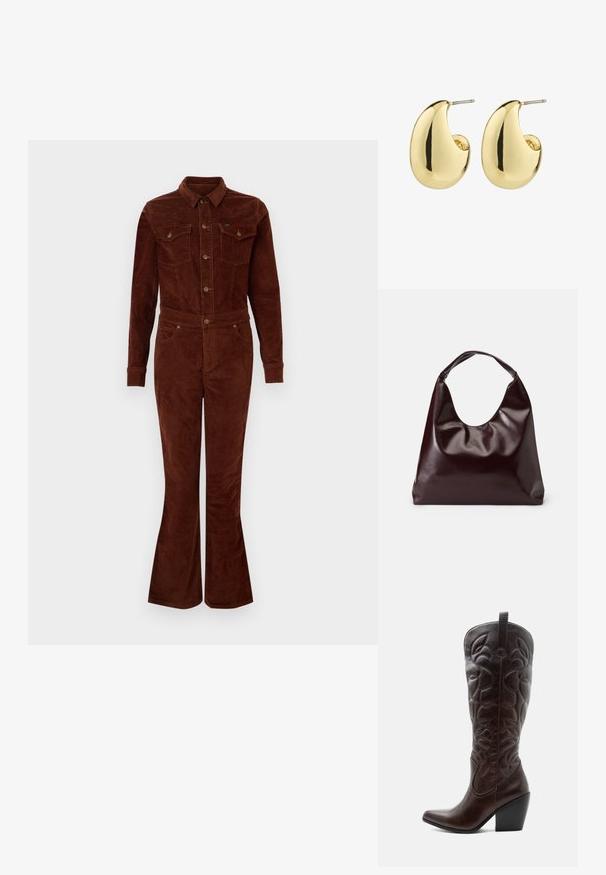 Bruine corduroy jumpsuit met een kraag, lange mouwen, flare benen, borstzakken en metalen knoopaccenten. Vlotte textuur en getailleerd ontwerp.; Lange donkerbruine leren cowboylaars met gestikte decoratieve patronen, spitse neus en gestapelde blokhak.; Bordeaux, glanzende vegan leren totebag met een zachte, sculpturale vorm en een brede, gebogen handgreep voor makkelijk dragen.; Gouden studs met een gladde, gepolijste afwerking, in een abstracte, druppelvorm. Eenvoudige metalen achterzijde voor bevestiging.