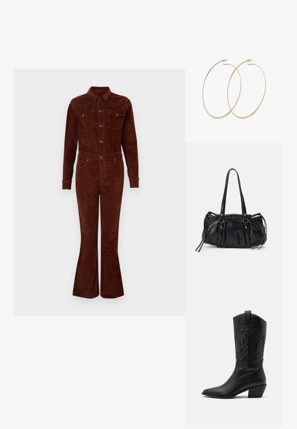 Brauner Corduroy-Overall mit Kragen, langen Ärmeln, lässigen Beinen, Brusttaschen und metallischen Knopfakzenten. Glatte Textur und taillierter Schnitt.; Schwarze Leder-Cowboy-Stiefel mit spitzem Zeh, geprägten, wirbelnden Mustern und einem mittelhohen Absatz. Mit einem Zuglasche für einfaches An- und Ausziehen.; Schwarze Lederhandtasche mit runder Form, doppelten Griffen, dekorativen Hardware-Details und seitlichen Bindebändern. Glatte, glänzende Textur.; Pilgrim Ohrringe - gold-coloured