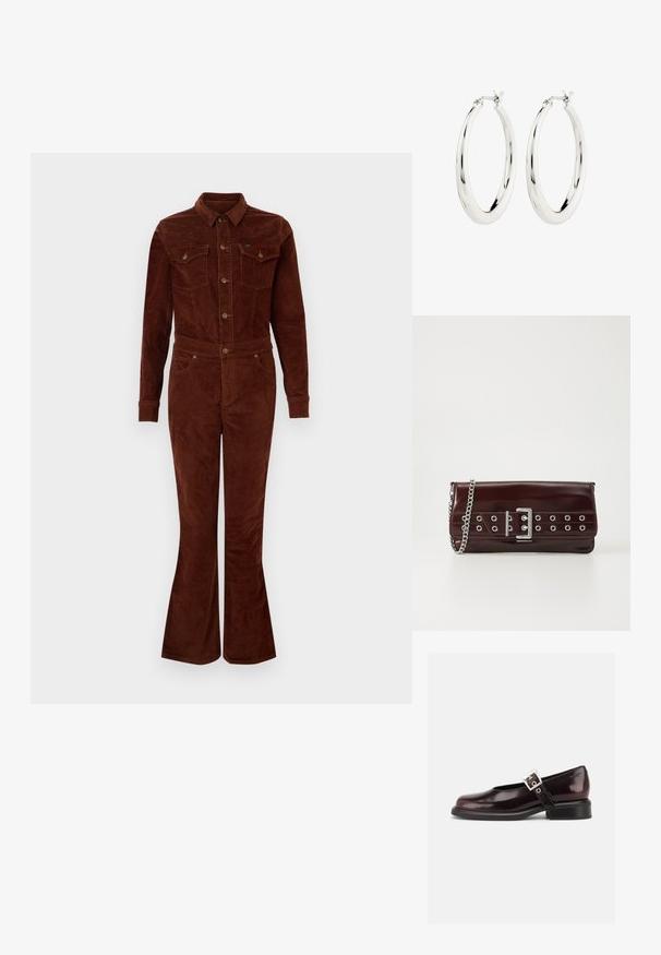 Bruine corduroy jumpsuit met een kraag, lange mouwen, flare benen, borstzakken en metalen knoopaccenten. Vlotte textuur en getailleerd ontwerp.; Enkele glanzende donker bordeauxrode Mary Jane schoen met brede band en zilveren gesp, lage blokhak en afgeronde neus op witte achtergrond.; Bordeaux faux leren clutch met een zilveren kettinghengsel, voorzien van een gespontwerp en metalen ogen over de voorkant voor extra detail.; Zilveren oorbellen in de vorm van een gladde, glanzende ring. Circulaire vorm, voorzien van een veilige sluiting. Eenvoudig en elegant ontwerp.