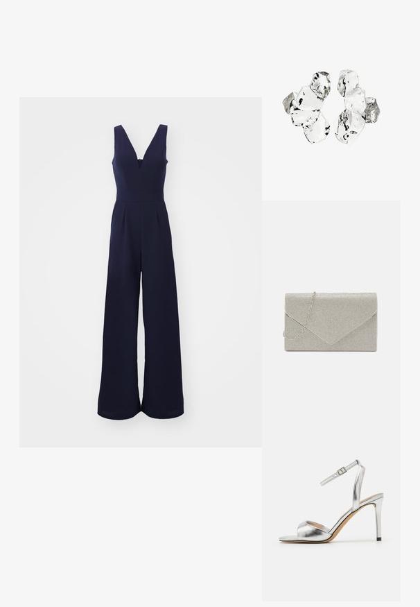Marineblauwe jumpsuit met een diepe V-hals, brede benen en een getailleerde taille. Gladde, gestructureerde stof met verticale naden en een rits aan de achterzijde.; Zilveren hoge sandaal met open teen, metallic textuur en verstelbare enkelband. Heeft een taps toelopende naaldhak en een gladde binnenzool.; Metalen zilveren clutch met een envelopontwerp, verrijkt met een gestructureerd patroon, voorzien van een afneembare kettinghengsel.; Cluster van zes onregelmatig gevormde, doorschijnende en reflecterende glasachtige stukken die zijn gerangschikt op een witte achtergrond.
