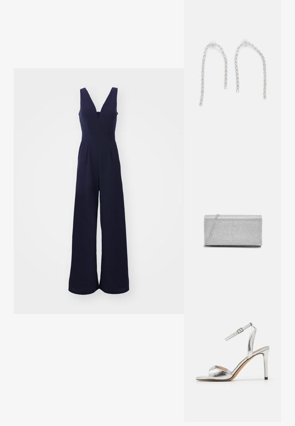 Marine jumpsuit med dyb V-hals, brede ben og en figursyet talje. Glat, tekstureret stof med lodrette sømme og en lynlås i ryggen.; Sølv højhælet sandal med åbent tå, metallisk tekstur og justerbar ankelrem. Har en spidse stiletto hæl og glat indersål.; Sølvmetallic clutchtaske med vævet netdesign, rektangulær form og en kædestrop til at bære. Glat tekstur og poleret finish.; Sølvøreringe med hængende kæder, prydet med flere klare ædelsten arrangeret i et lineært mønster, der giver en glitrende effekt.