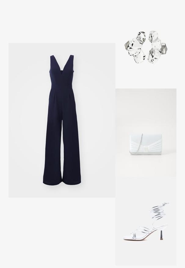 Marine jumpsuit med dyb V-hals, brede ben og en figursyet talje. Glat, tekstureret stof med lodrette sømme og en lynlås i ryggen.; Sølvfarvet høje hæle sandal med tynde stropper, der krydser tæerne, og en spiralformet ankelomvikling på en hvid baggrund.; Lyseblå clutchtaske med plisseret design. Har en rektangulær form, kædestrop og en glat tekstur med en central accent.; Klynge af seks uregelmæssigt formede, gennemsigtige og reflekterende glaslignende stykker arrangeret på en hvid baggrund.