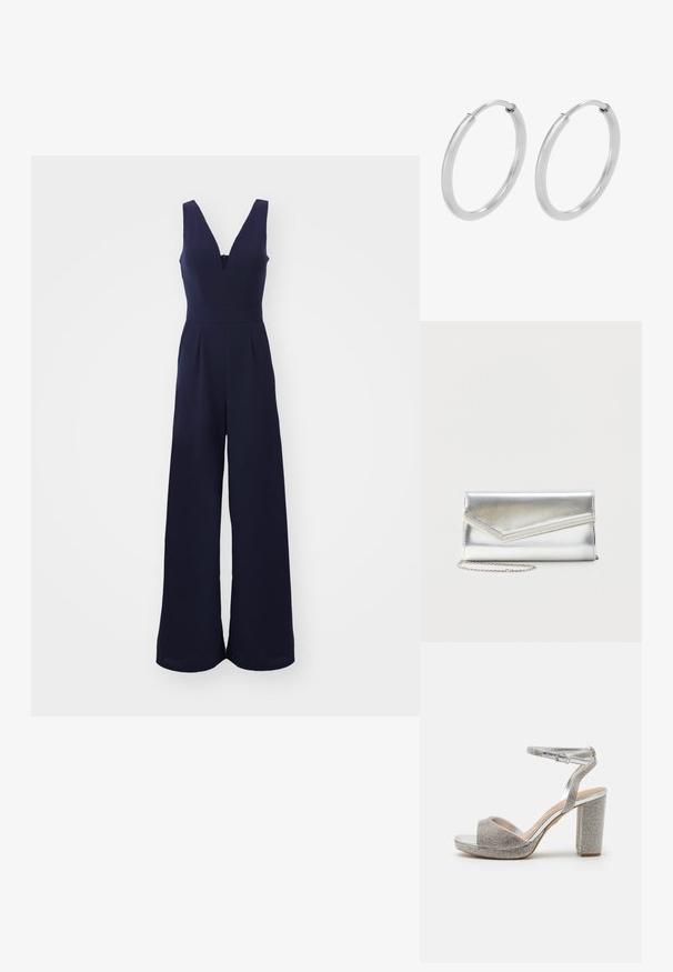 Marine jumpsuit med dyb V-hals, brede ben og en figursyet talje. Glat, tekstureret stof med lodrette sømme og en lynlås i ryggen.; Sølv højhælede sandaler med åben tå, funklende rhinesten dekorationer og en tyk blokhæl. Justerbar ankelrem inkluderet.; Skinnende sølv clutch taske med kuvertlåg og dekorativ kant, lille sølvkæde, på ensartet lys baggrund.; Sølv hoops øreringe, cirkulær form, glat skinnende tekstur og ensartet bredde hele vejen igennem. Minimalistisk design uden yderligere accenter.