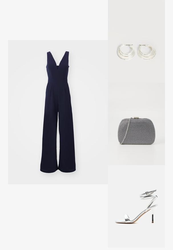 Marineblauwe jumpsuit met een diepe V-hals, brede benen en een getailleerde taille. Gladde, gestructureerde stof met verticale naden en een rits aan de achterzijde.; Zilveren sandaal met hoge hak en enkelbandjes die rond de enkel wikkelen, met een dunne stilettohak, zijaanzicht op een witte achtergrond.; Zwart-witte textuur clutch tas met een ronde vorm, zilveren kettingband en een metalen sluiting aan de bovenkant.; Zilveren oorringen met drie gelaagde halve cirkelvormige banden, waarvan één versierd met kleine heldere kristallen op een lichte achtergrond.