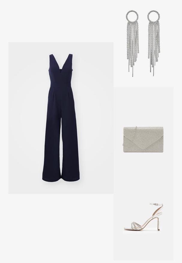 Marine jumpsuit med dyb V-hals, brede ben og en figursyet talje. Glat, tekstureret stof med lodrette sømme og en lynlås i ryggen.; Sølv højhælede sandaler med flere stropper, der har rhinsten og åbent tådesign samt ankelspænde. Glat metallisk finish.; Metallic sølv clutch taske med et kuvert-design, udsmykket med et struktureret mønster, der har en aftagelig kæde-strop.; Sølvfarvede øreringe med en cirkulær top og hængende kæder samt firkantede rhinsten, der fremviser et lineært, multi-niveau design.
