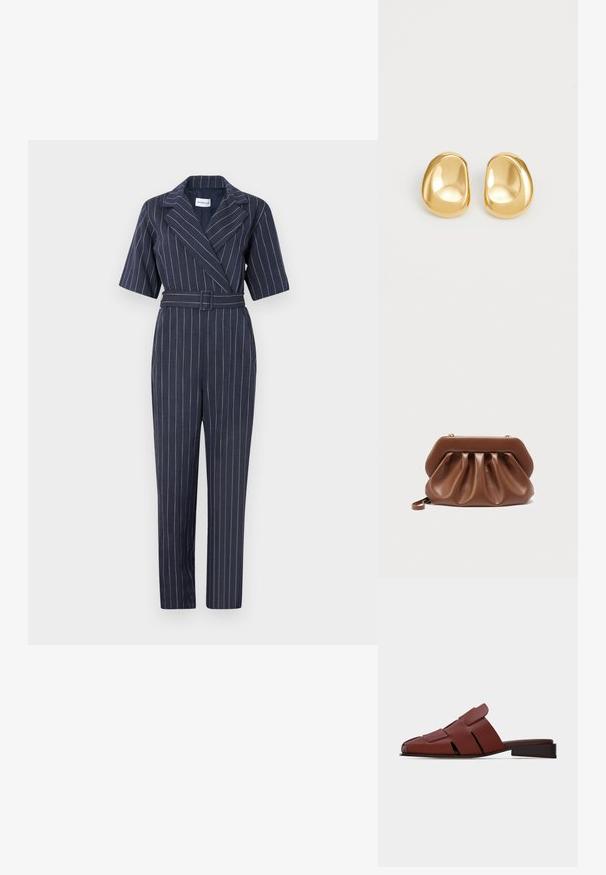Marella BANANA - Combinaison - blu; Sandale à enfiler en cuir marron avec des découpes et un petit talon plat, vue de côté sur fond clair uni.; Pochette en cuir marron au design plissé et structure rigide en haut, équipée d'une petite anse pour poignet et de détails de fermoir dorés.; Boucles d'oreilles en forme de clou de couleur or, avec une forme lisse et arrondie et une surface réfléchissante, mettant en avant un design minimaliste sans motifs visibles.